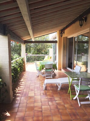 Outdoor dining - Les Issambres Space and calm, sea view and garrigue view...  (Roquebrune-Sur-Argens)
