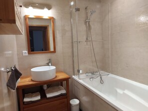 Bathtub, hair dryer - Gîte 25 p, swimming pool, whirlpool, fitness, sauna ⚠️Vérifiez spams⚠️ (Charensat)
