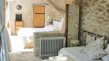 2 bedrooms, iron/ironing board, free WiFi