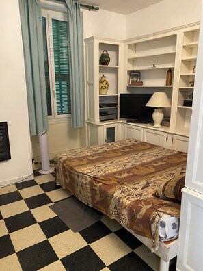 4 chambres, coffre-fort, fer et planche à repasser, lit de bébé portatif