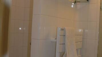 Douche, serviettes fournies, savon, shampoing