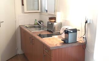 Réfrigérateur, micro-ondes, plaque de cuisson, cafetiÚre/bouilloire