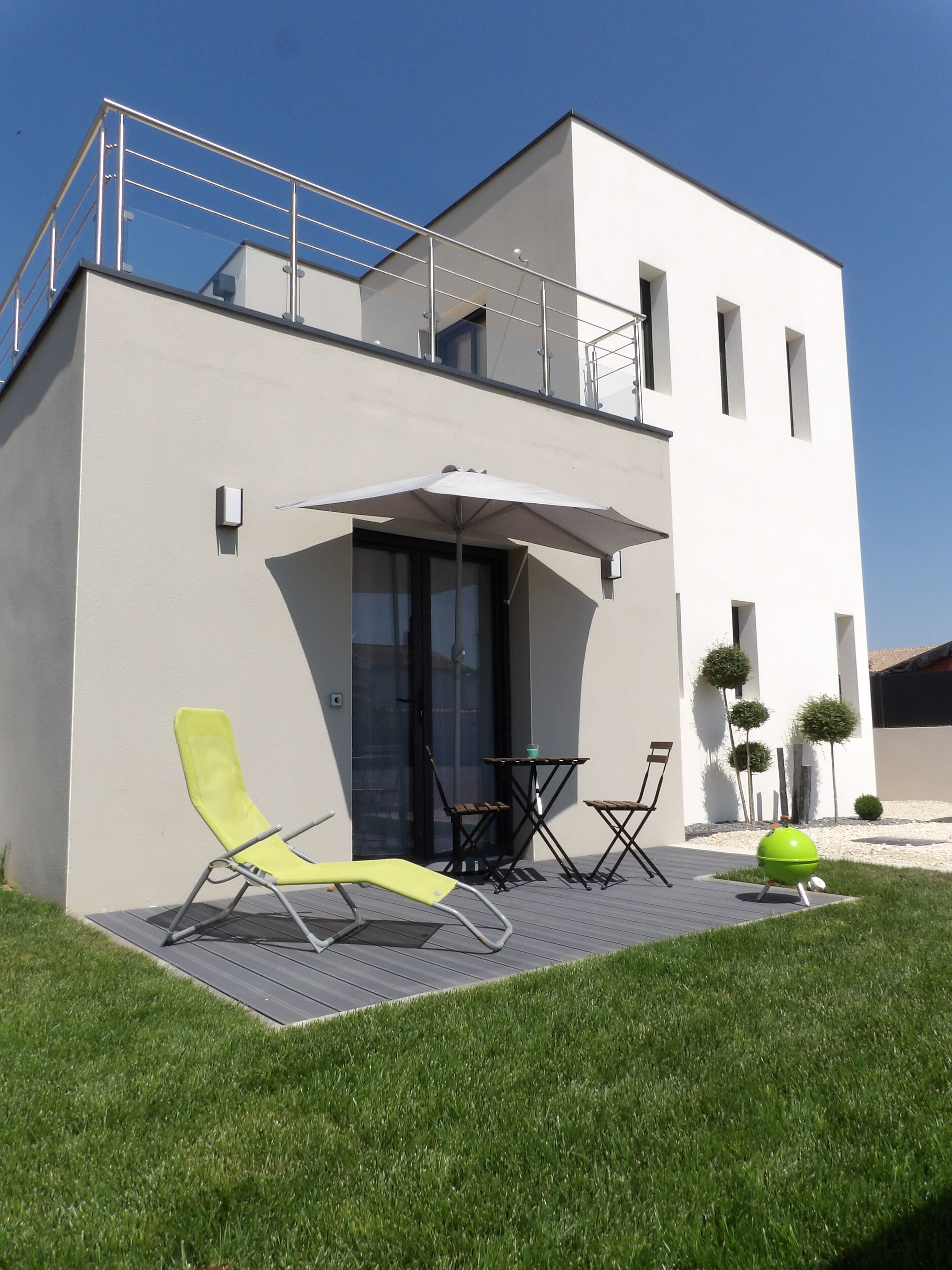 Modern 1-room apartment with private parking and garden 450m from the beach in FOURAS