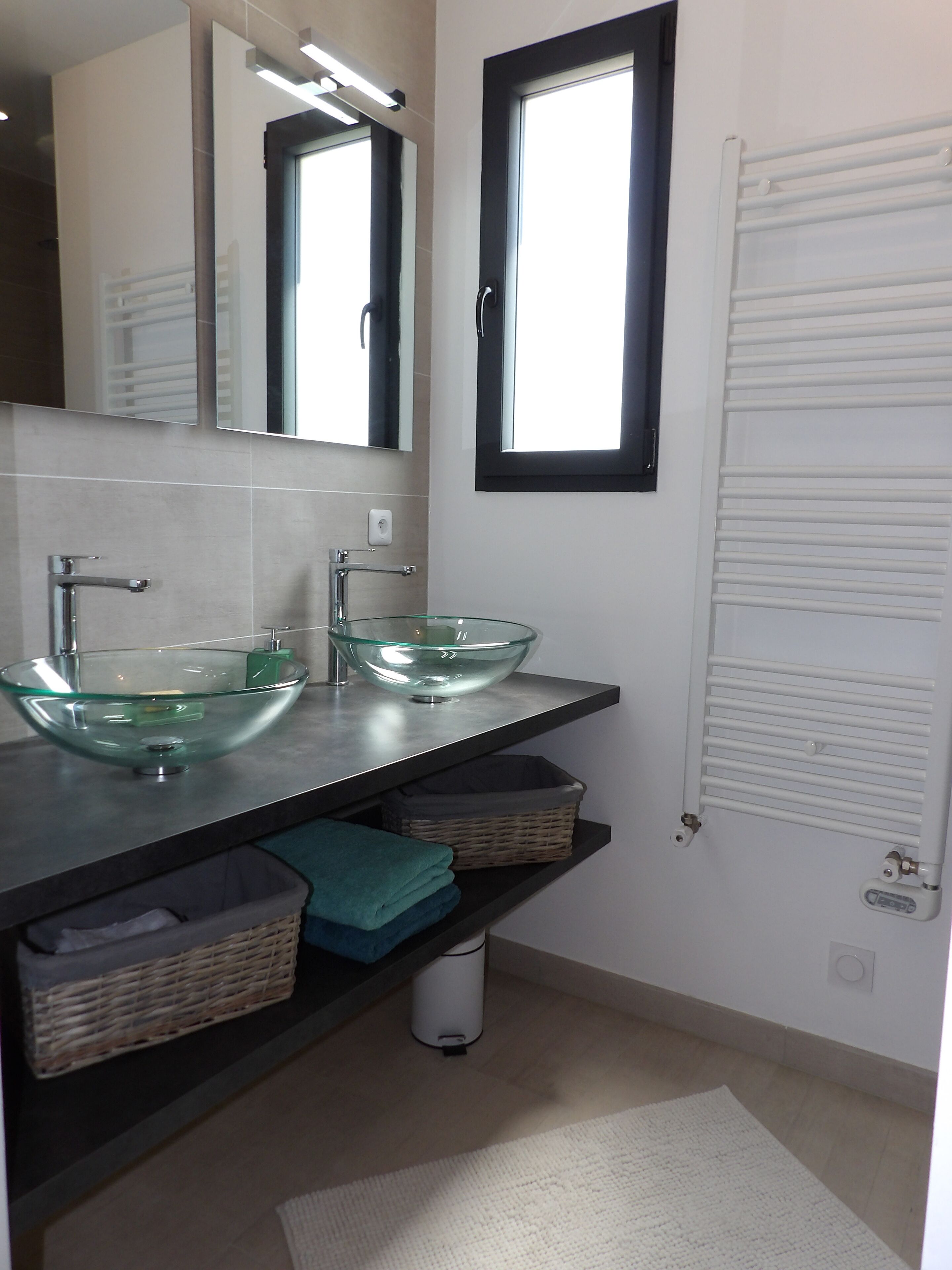 Modern 1-room apartment with private parking and garden 450m from the beach in FOURAS