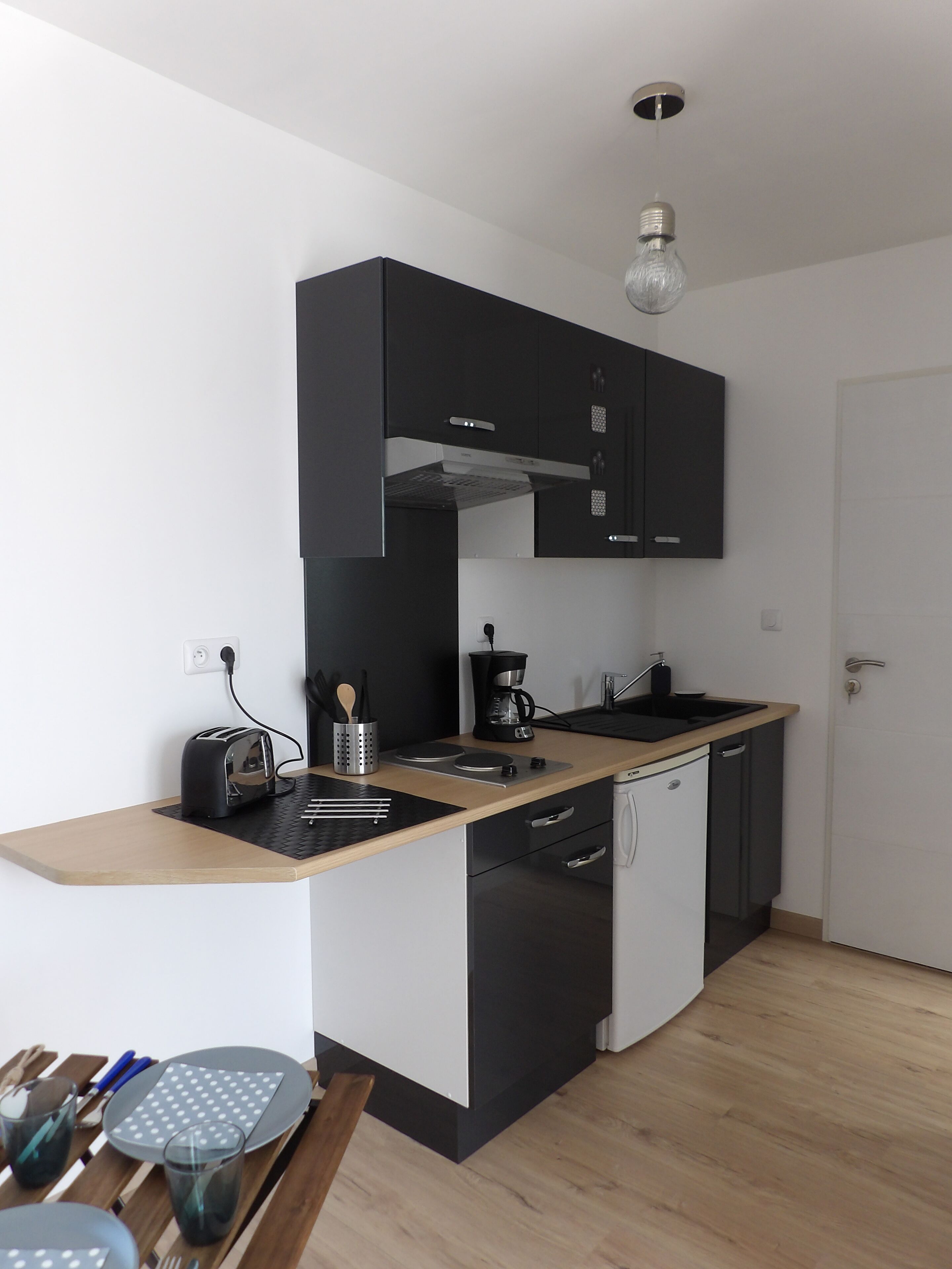 Modern 1-room apartment with private parking and garden 450m from the beach in FOURAS