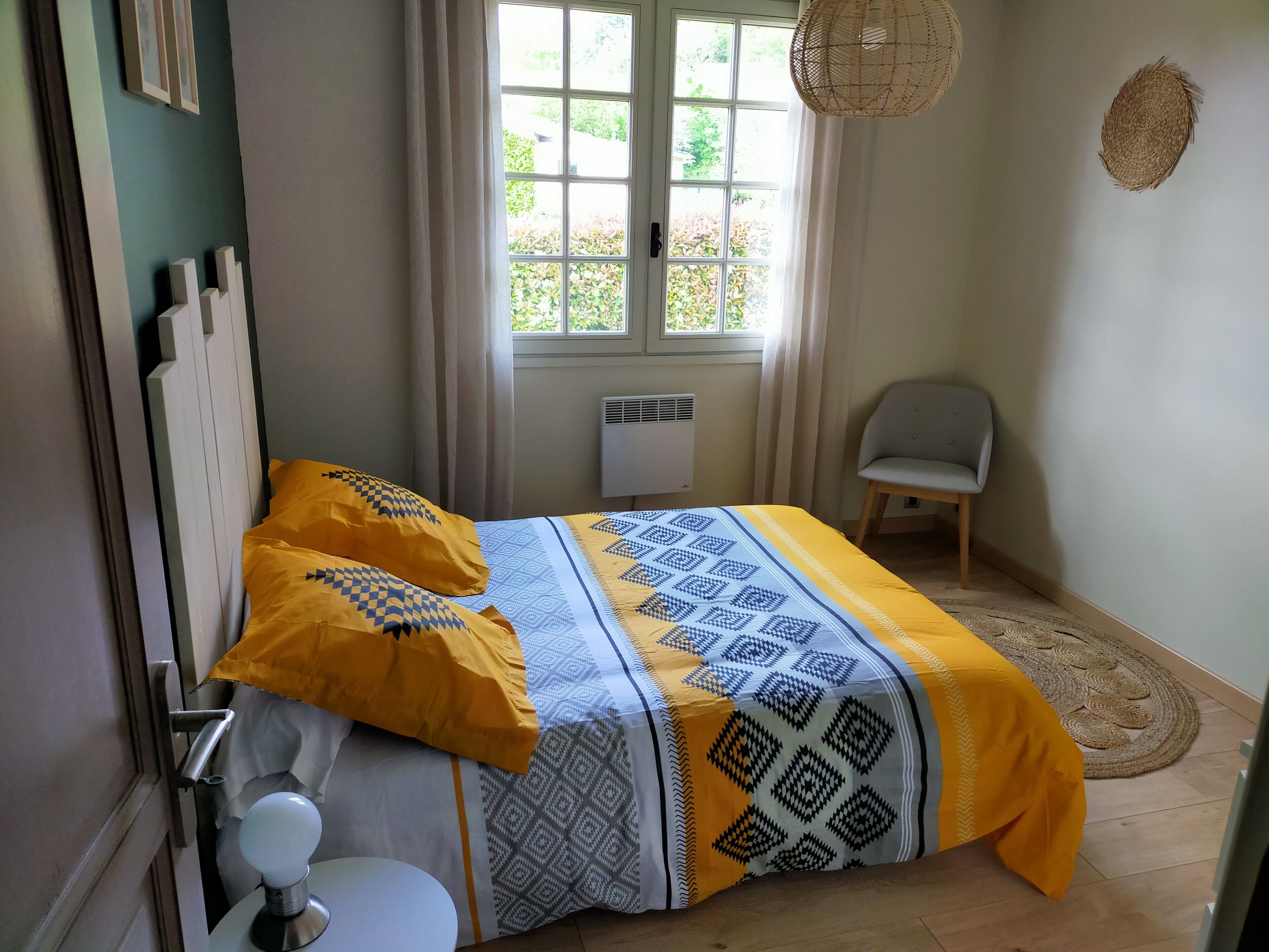 3 slaapkamers, een strijkplank/strijkijzer, gratis wifi, beddengoed