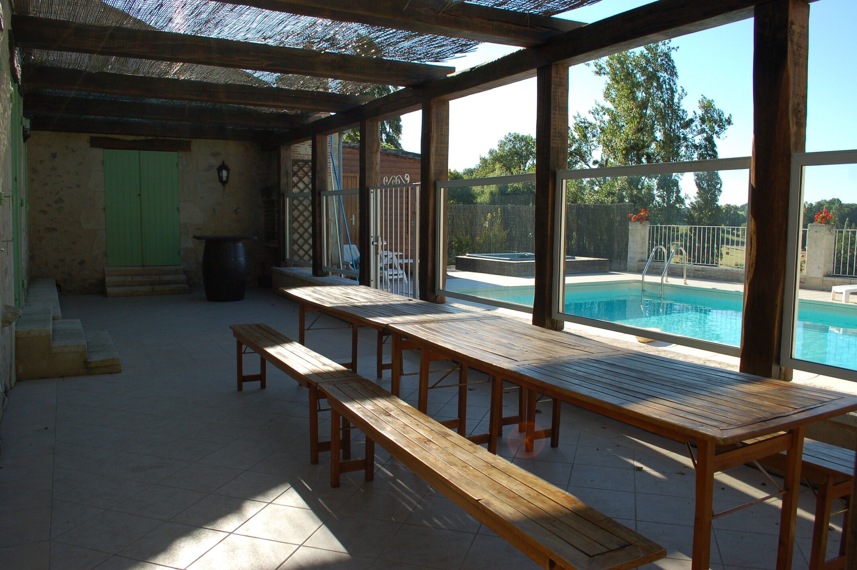 Terrasse donnant sur la piscine