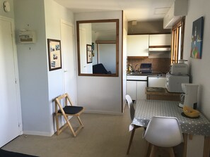 Kjøleskap, mikrobølgeovn, kokeplater og kaffetrakter/tekoker