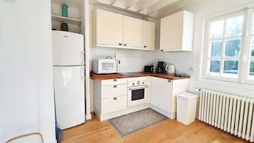 Een koelkast, een microgolfoven, een oven, een vaatwasser