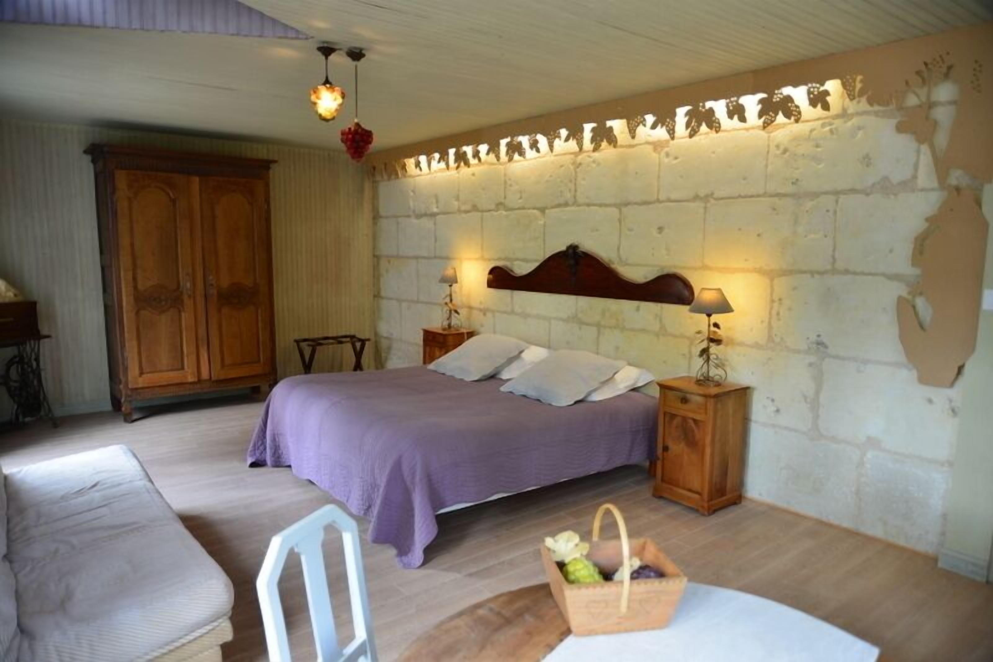 Cottage "The Crow and the Fox" along the Loir with pool and tennis