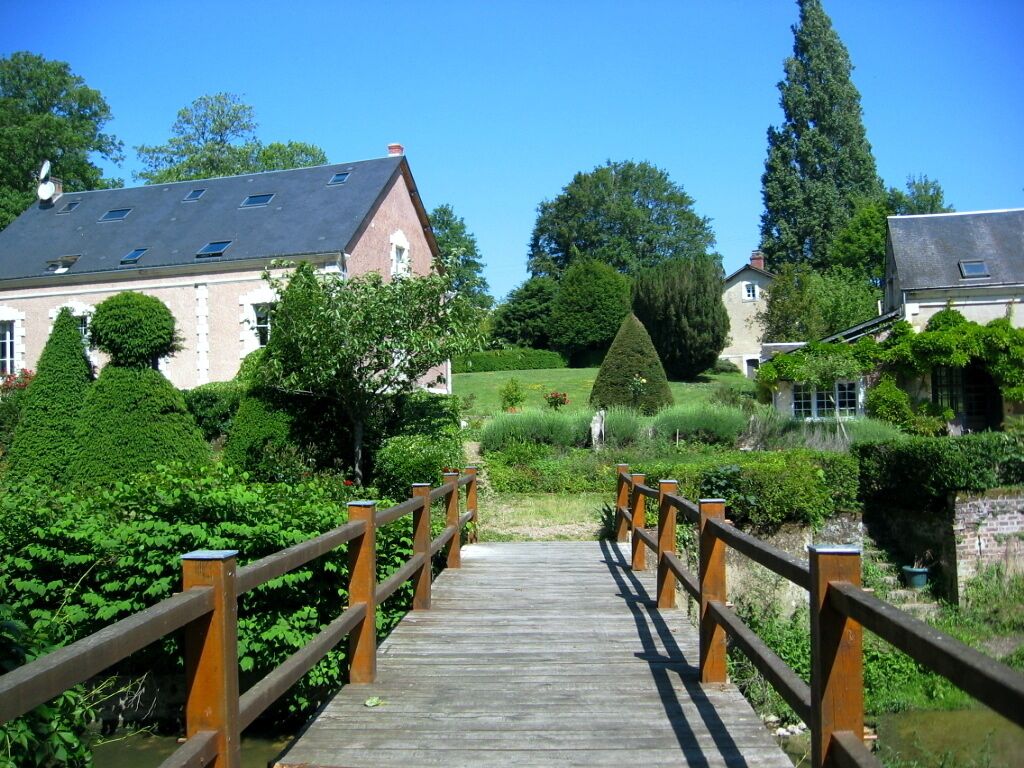 vue de la maison d'hôtes et des gîtes depuis l'île