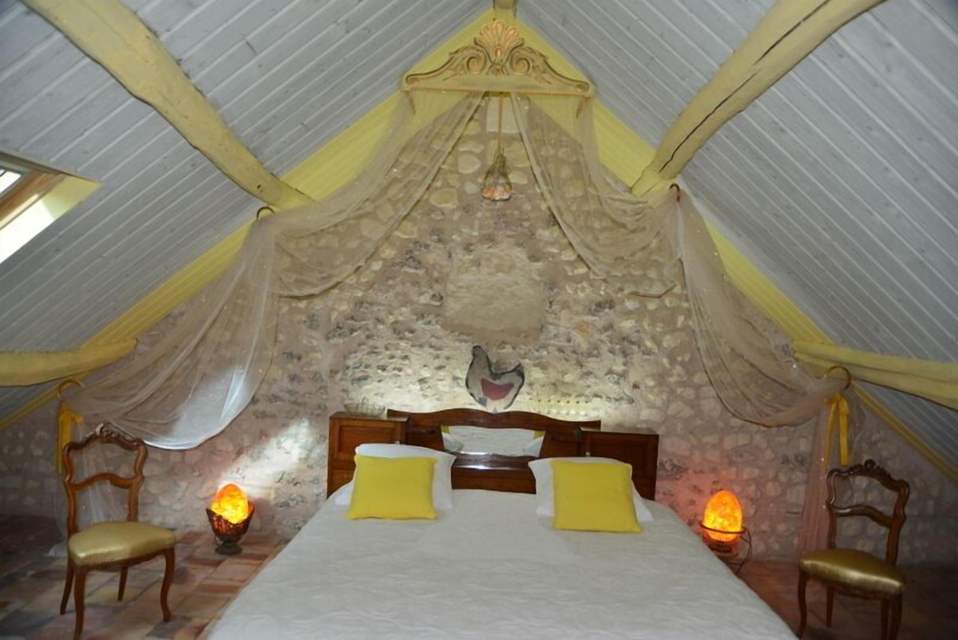 Cottage "The Crow and the Fox" along the Loir with pool and tennis