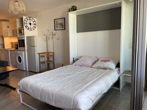 1 makuuhuone, työpöytä, silitysrauta/-lauta, vuodevaatteet