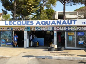 Ein Tauchzentrum mit einer Schaufensterbeschriftung: LECOQUES AQUANAUT und CUBA DIVING PLONGEE SOUS-MARIN.