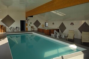 Una piscina techada, una piscina climatizada