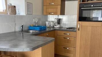 Fridge, microwave, oven, coffee/tea maker