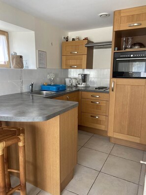 Fridge, microwave, oven, coffee/tea maker - Gîte Azalée Romantique 2 persons (Plouarzel)