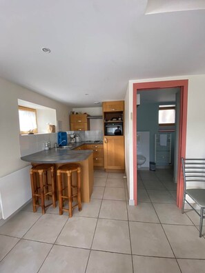 Fridge, microwave, oven, coffee/tea maker - Gîte Azalée Romantique 2 persons (Plouarzel)