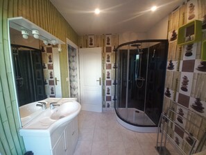 Douche, sèche-cheveux, papier toilette