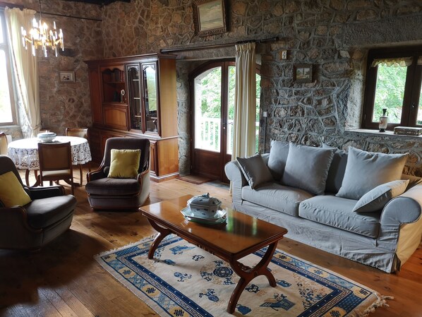 TV, fireplace, DVD player