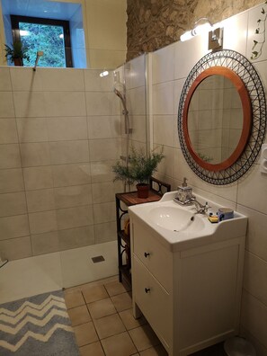 Shower, hair dryer, towels, soap - Beautiful character property, Comfort, Relaxation in the countryside, Wonderful view (Saint-André-De-Najac)