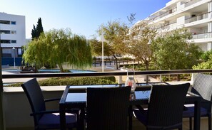 Outdoor dining - Splendid apartment with covered terrace, shared pool, WIFI, Air-Cond (Lagos)