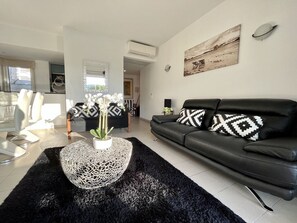 Smart TV, DVD player, books - Splendid apartment with covered terrace, shared pool, WIFI, Air-Cond (Lagos)