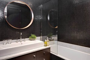 Tina con regadera, secadora de cabello, bidet, toallas 