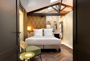 11 bedrooms, iron/ironing board, free WiFi, bed sheets