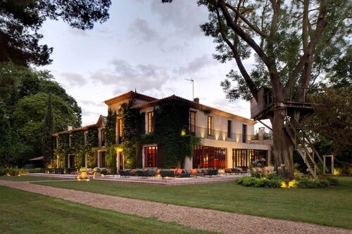 Great luxury at the foot of the Chateau