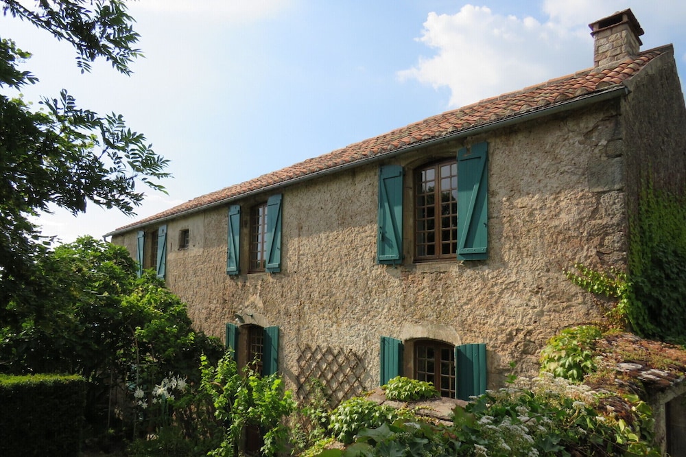 Character cottage in the heart of Rougiers de Camarès