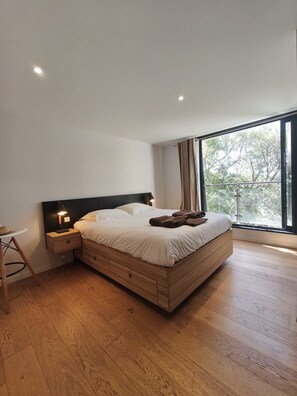5 bedrooms, in-room safe, iron/ironing board, WiFi