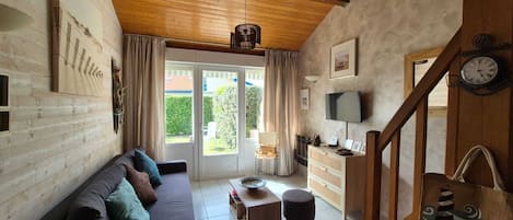 Fernseher, Tischtennisplatte, Bücher