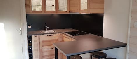 Jääkaappi, mikroaaltouuni, uuni, liesi