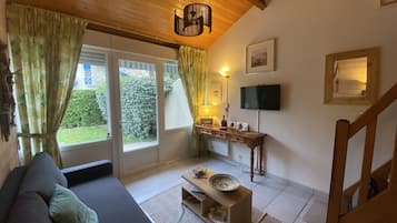 Tv, bordtennisbord, bøger