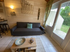 تلفزيون، تنس طاولة، كُتُب