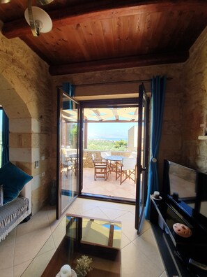 Smart-TV, peis, DVD-spiller og bøker