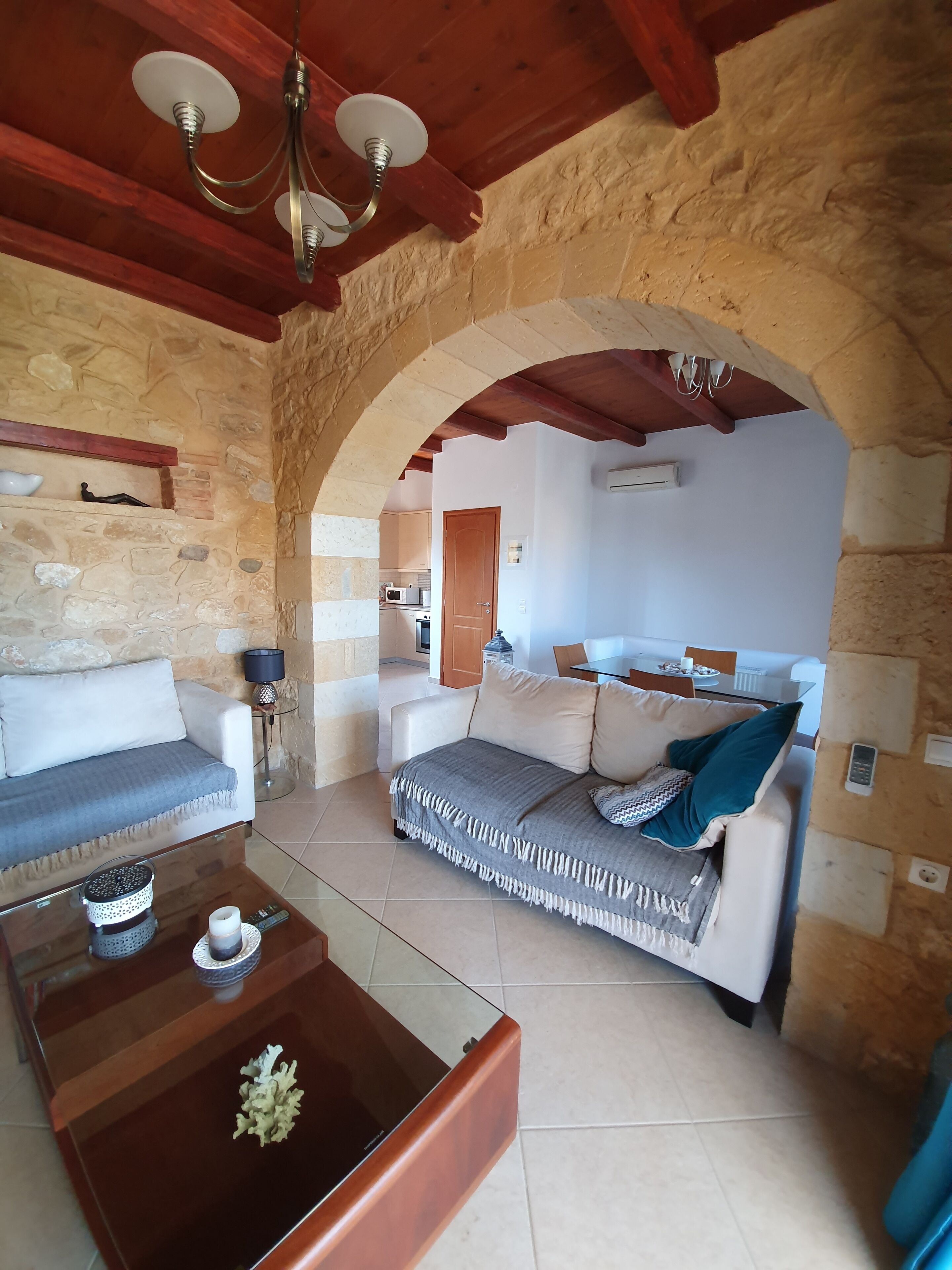 Televisor intel·ligent, llar de foc, reproductor de DVD i llibres 