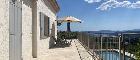 Alberca al aire libre y alberca climatizada