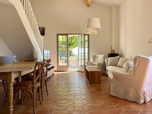 Fernseher, Kamin, DVD-Player