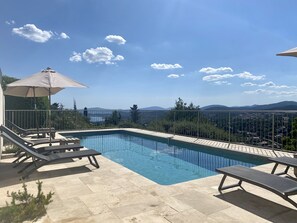 Utomhuspool och uppvärmd pool