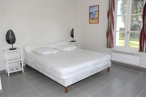5 chambres, bureau, fer et planche à repasser, lit parapluie