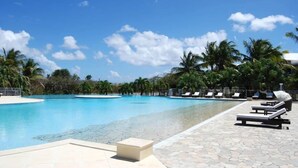 An infinity pool - LARGE STUDIO OF 42M2 ! + TERRACE OF 17M2 ! + SWIMMING POOL RESIDENCE + PRIVATE WIFI ! (Saint François)