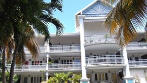 Exterior - LARGE STUDIO OF 42M2 ! + TERRACE OF 17M2 ! + SWIMMING POOL RESIDENCE + PRIVATE WIFI ! (Saint François)