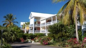Exterior - LARGE STUDIO OF 42M2 ! + TERRACE OF 17M2 ! + SWIMMING POOL RESIDENCE + PRIVATE WIFI ! (Saint François)