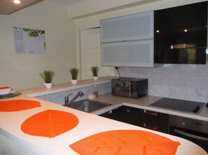 Fridge, microwave, oven, stovetop