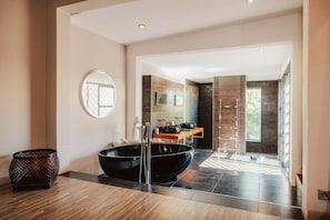 Ensemble douche/baignoire, articles de toilette gratuits, sèche-cheveux