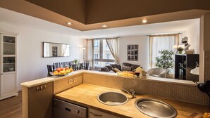 Une cuisine moderne dotée d’un plan de travail en bois, de deux éviers et d’un lave-vaisselle.