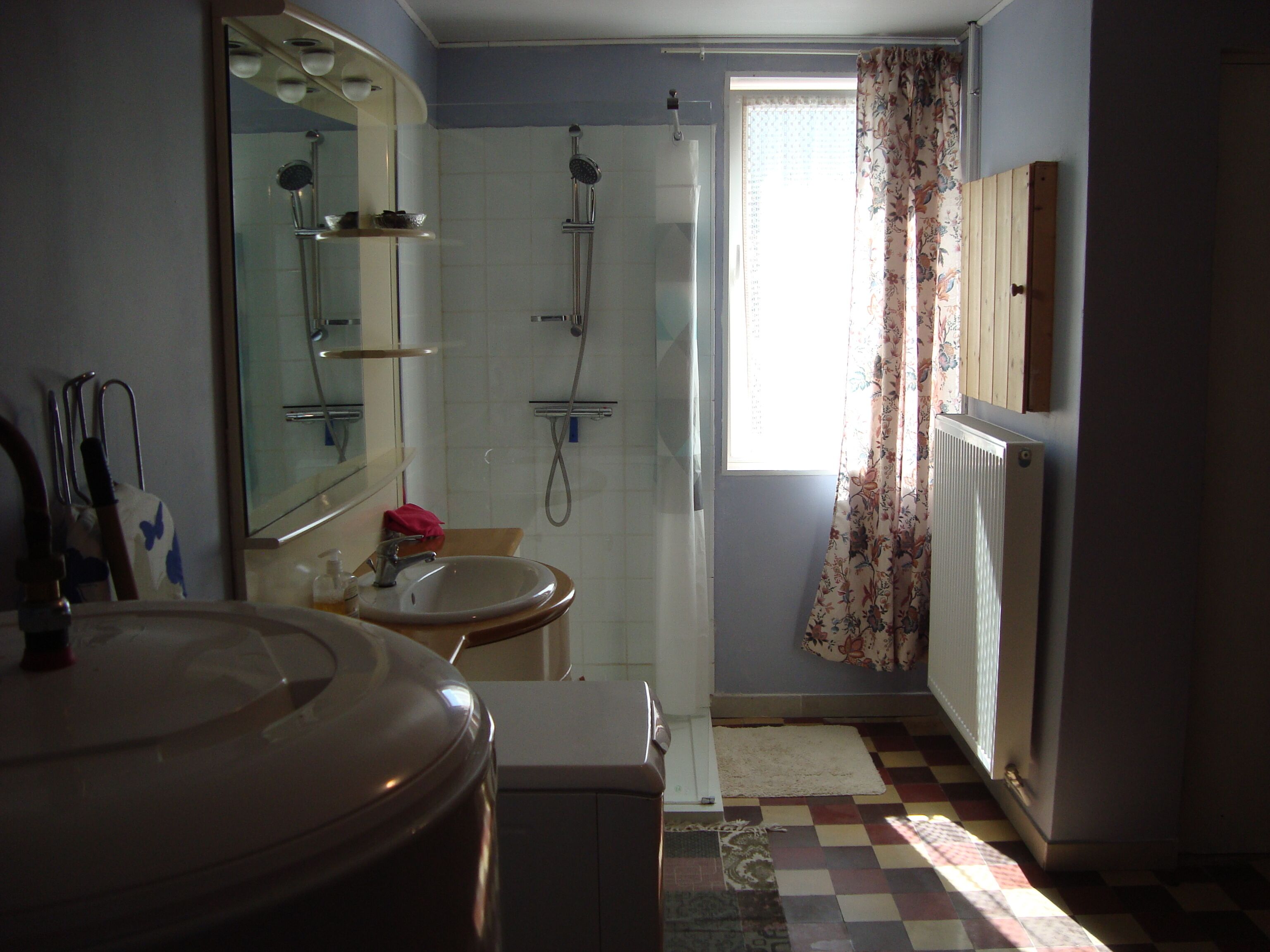 Regadera, toallas, papel de baño 