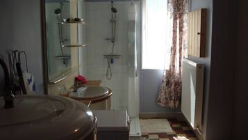 Regadera, toallas, papel de baño